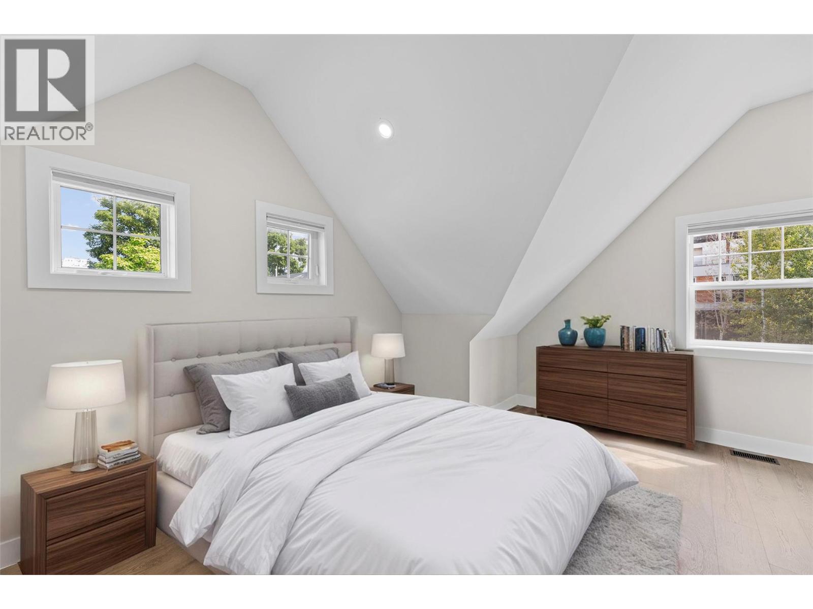 Picture for 530 Rowcliffe  Avenue https://www.cirrealty.ca/reb/bc/9/10366279_43.jpg