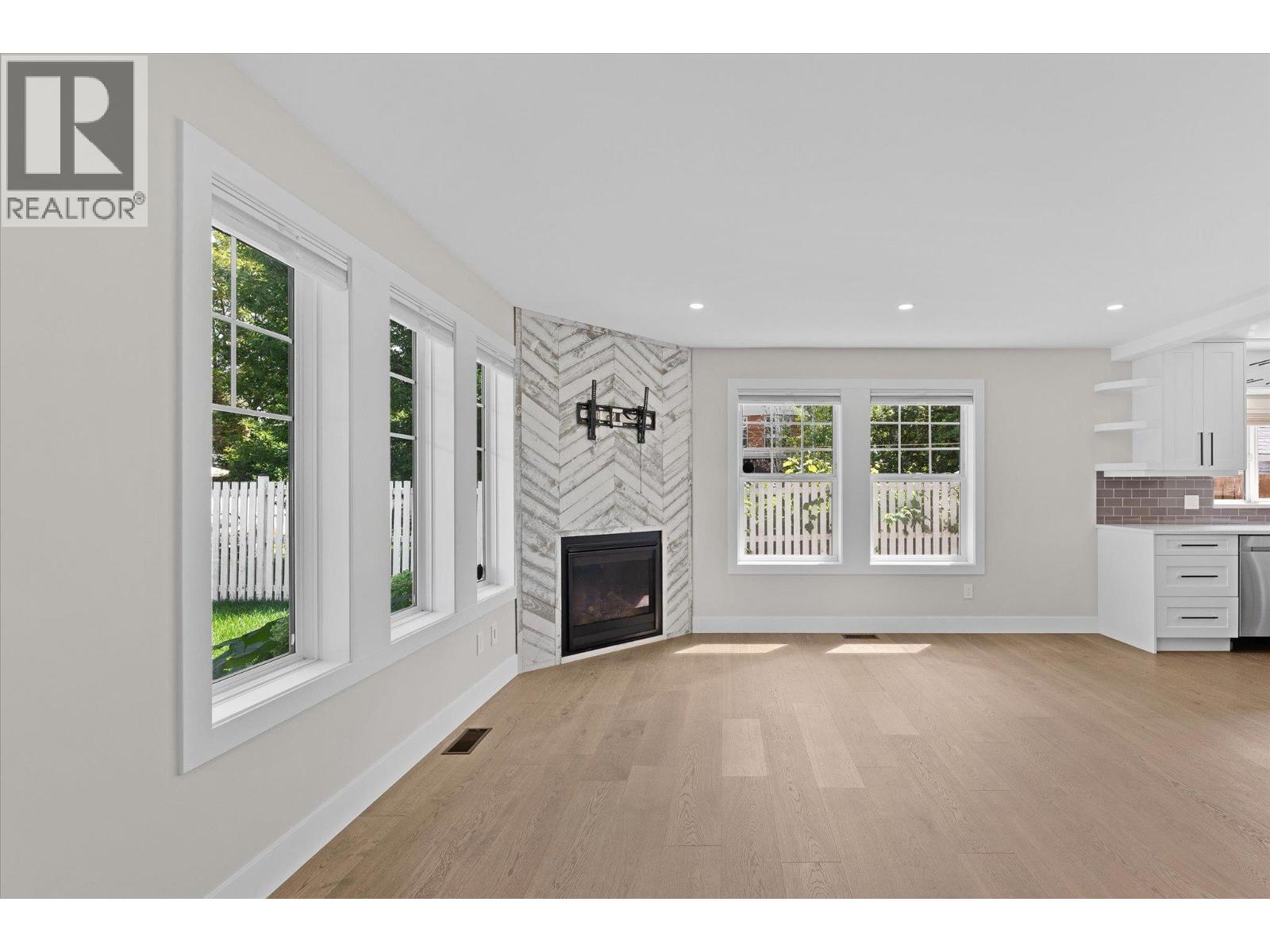 Picture for 530 Rowcliffe  Avenue