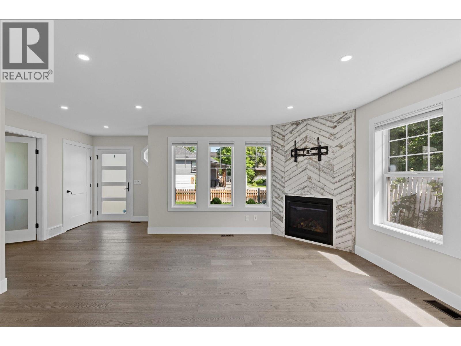 Picture for 530 Rowcliffe  Avenue https://www.cirrealty.ca/reb/bc/9/10366279_7.jpg