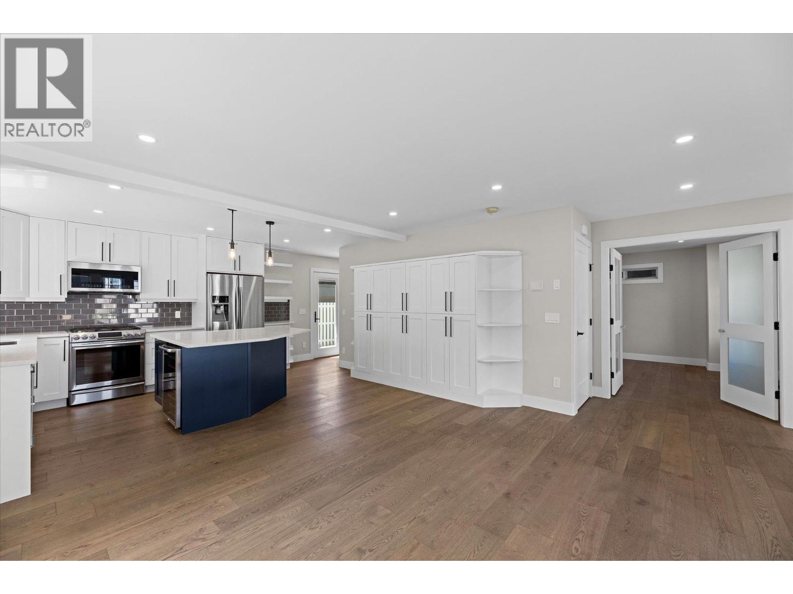 Picture for 530 Rowcliffe  Avenue https://www.cirrealty.ca/reb/bc/9/10366279_8.jpg