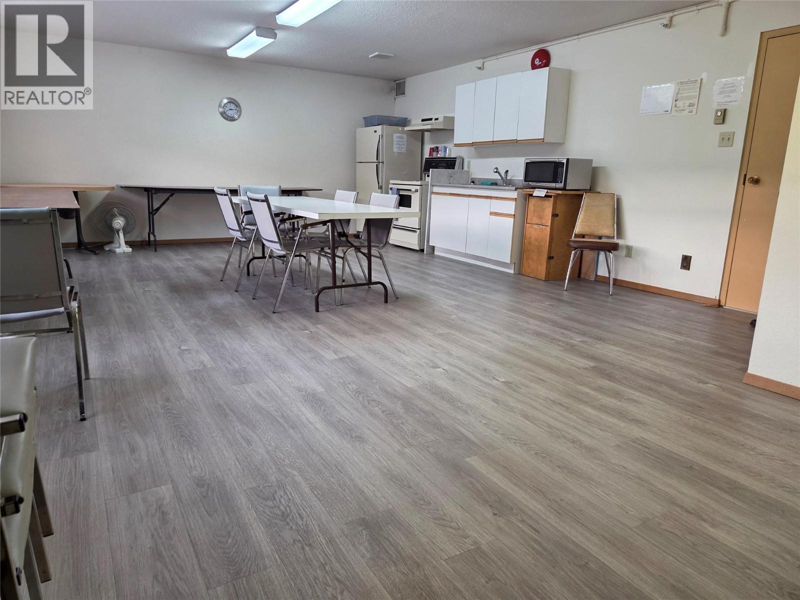 Picture for Unit #404, 284 YORKTON  Avenue https://www.cirrealty.ca/reb/bc/9/10366359_34.jpg