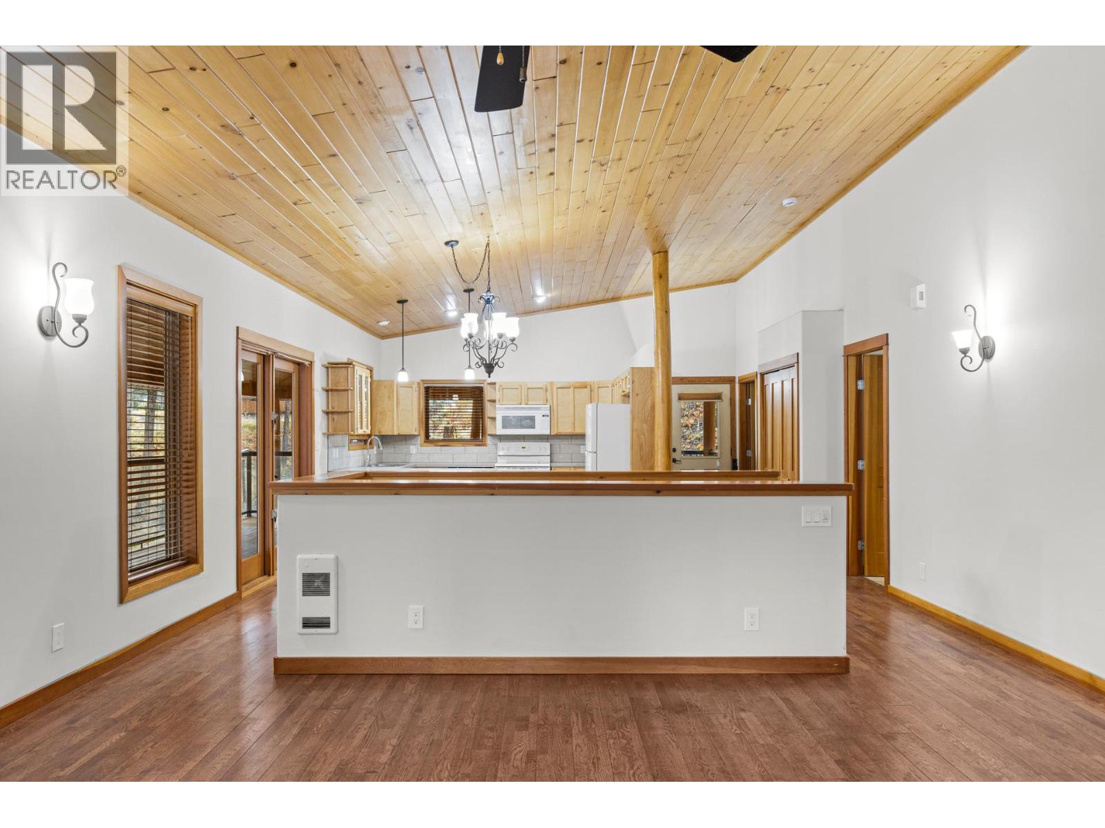 Picture for 849 Balsam  Road https://www.cirrealty.ca/reb/bc/9/10366529_18.jpg