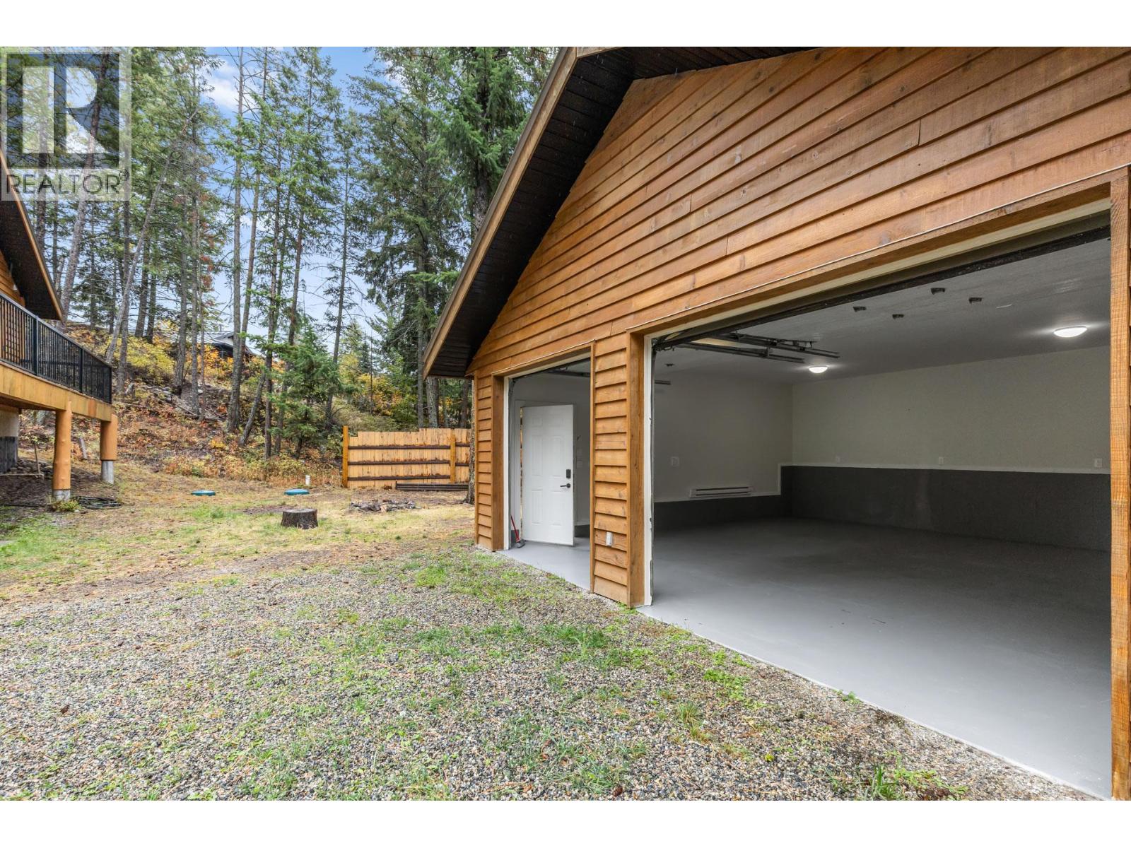 Picture for 849 Balsam  Road https://www.cirrealty.ca/reb/bc/9/10366529_47.jpg