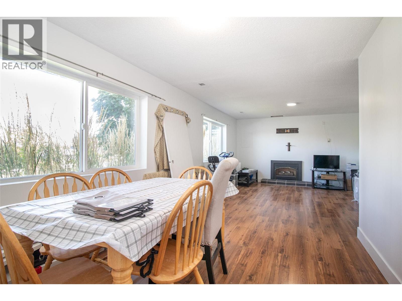 Picture for 2160 Lynrick  Road https://www.cirrealty.ca/reb/bc/9/10366549_3.jpg