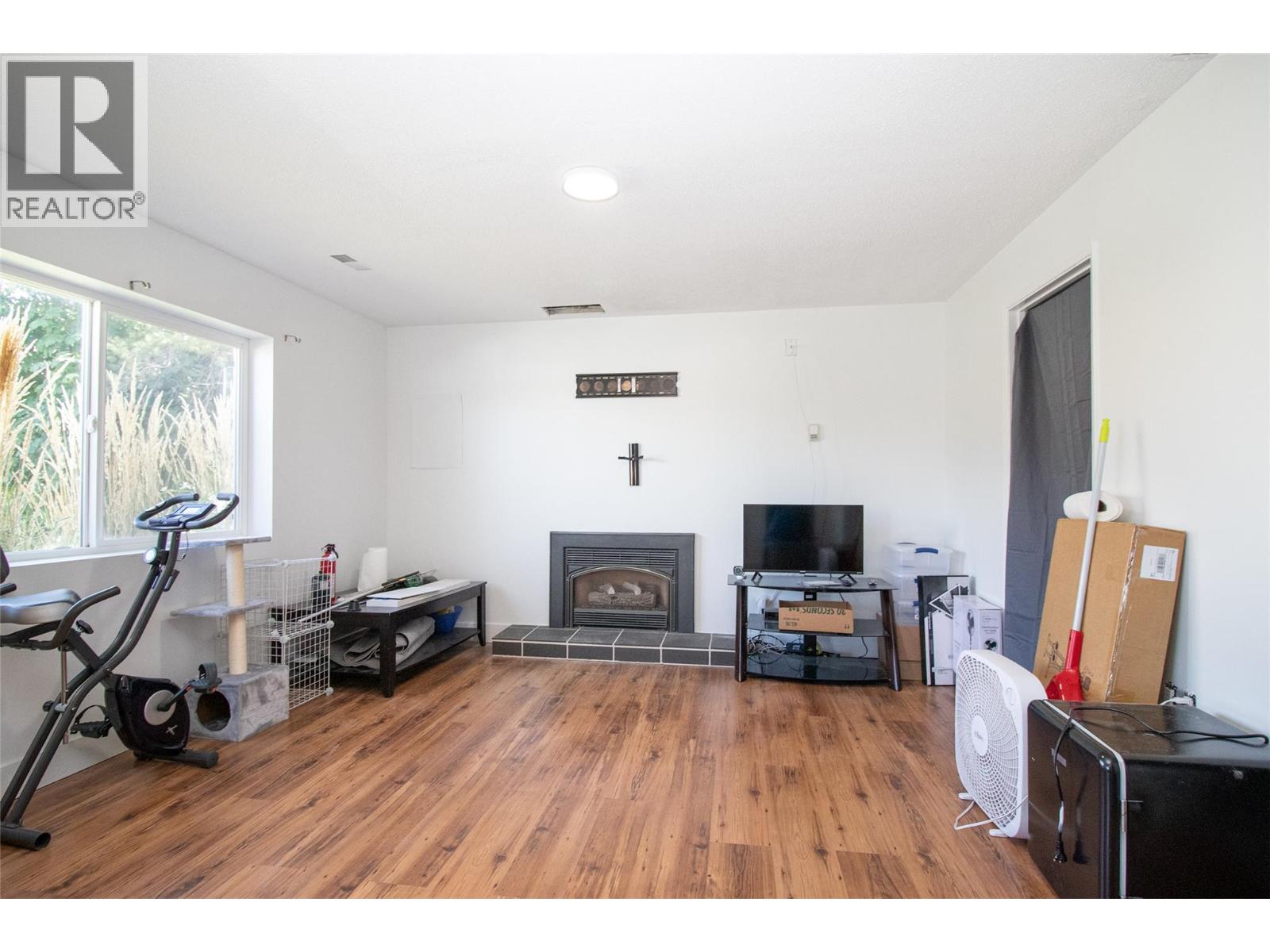 Picture for 2160 Lynrick  Road https://www.cirrealty.ca/reb/bc/9/10366549_4.jpg