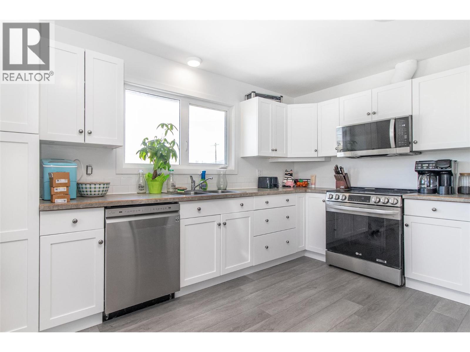 Picture for 2160 Lynrick  Road https://www.cirrealty.ca/reb/bc/9/10366549_6.jpg
