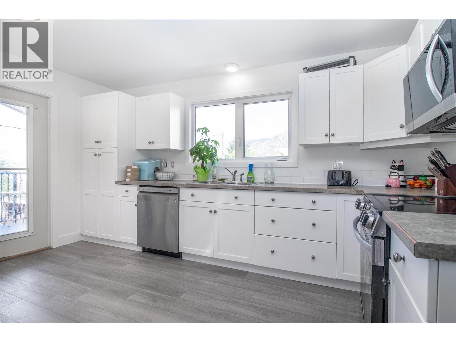 Picture for 2160 Lynrick  Road https://www.cirrealty.ca/reb/bc/9/10366549_7.jpg