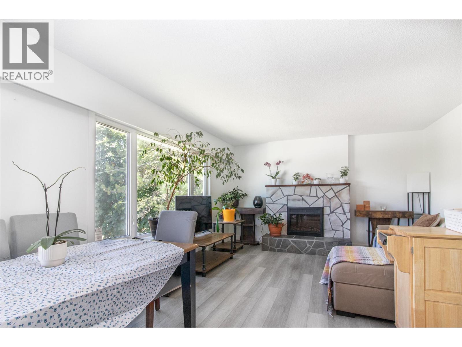 Picture for 2160 Lynrick  Road https://www.cirrealty.ca/reb/bc/9/10366549_8.jpg
