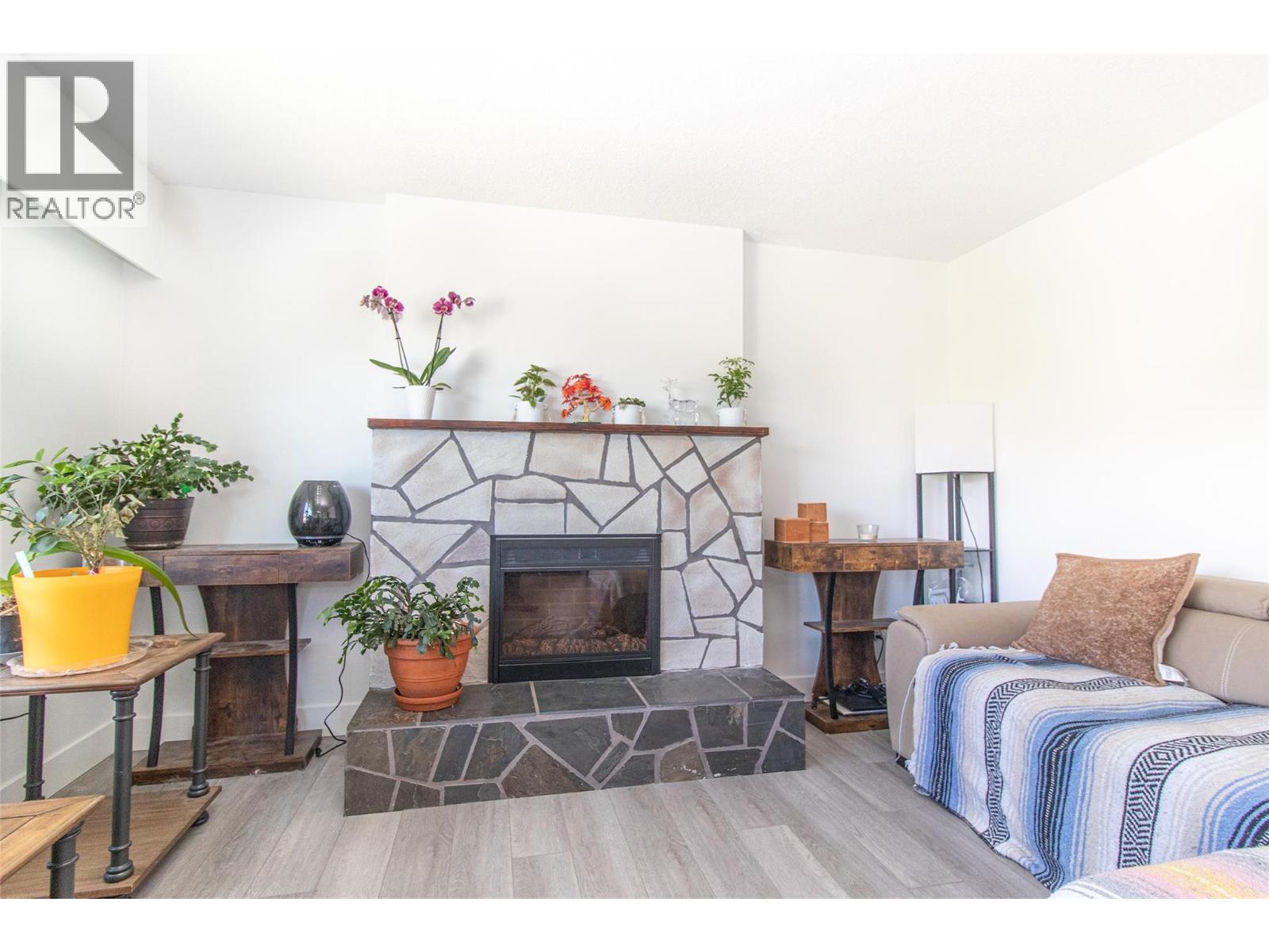 Picture for 2160 Lynrick  Road https://www.cirrealty.ca/reb/bc/9/10366549_9.jpg