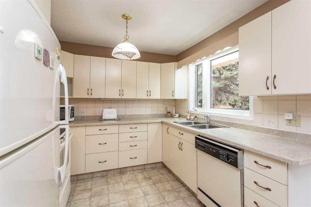 Picture for 146 Welton Crescent  https://www.cirrealty.ca/reb/cara/0/A2263910_8.jpg