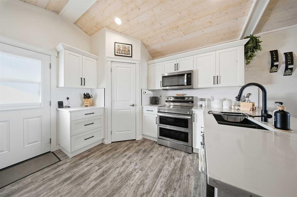 Picture for 69 Mackenzie Avenue  https://www.cirrealty.ca/reb/cara/0/A2267310_14.jpg