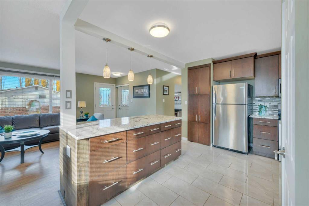 Picture for 11 Fir Street  https://www.cirrealty.ca/reb/cara/1/A2264121_10.jpg