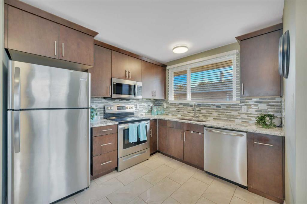 Picture for 11 Fir Street  https://www.cirrealty.ca/reb/cara/1/A2264121_11.jpg