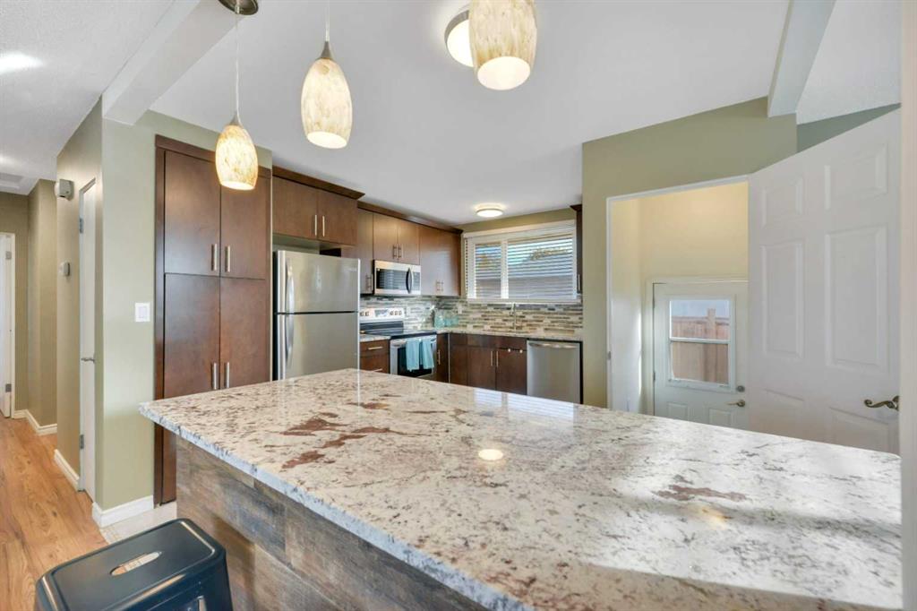 Picture for 11 Fir Street  https://www.cirrealty.ca/reb/cara/1/A2264121_8.jpg