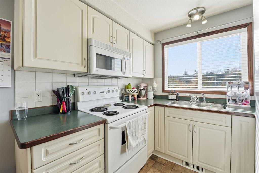 Picture for 18, 1 Fir Street  https://www.cirrealty.ca/reb/cara/1/A2265721_7.jpg
