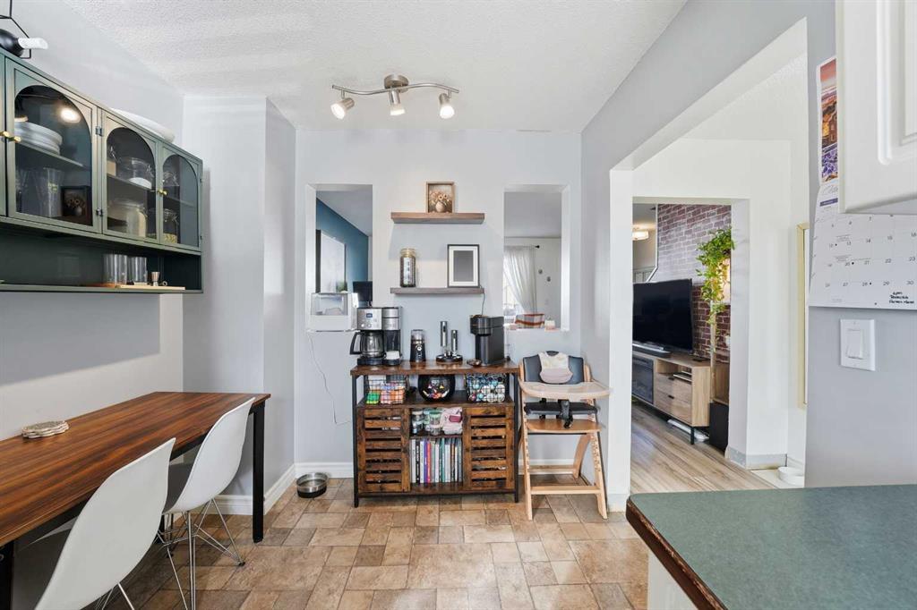 Picture for 18, 1 Fir Street  https://www.cirrealty.ca/reb/cara/1/A2265721_8.jpg