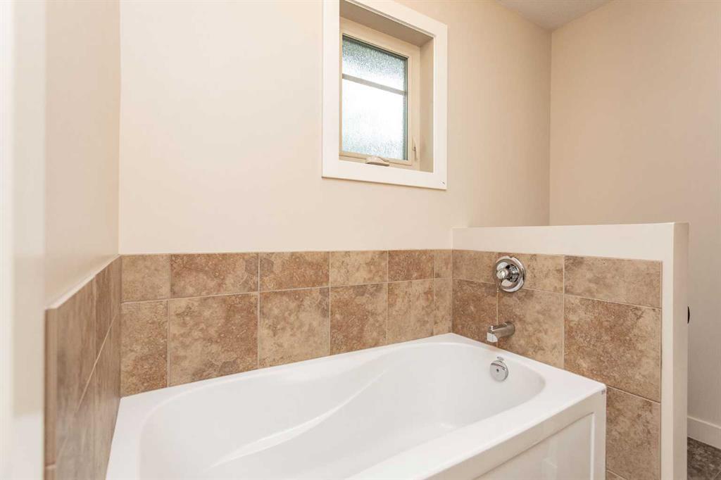 Picture for 5422 49 Avenue  https://www.cirrealty.ca/reb/cara/1/A2266591_14.jpg