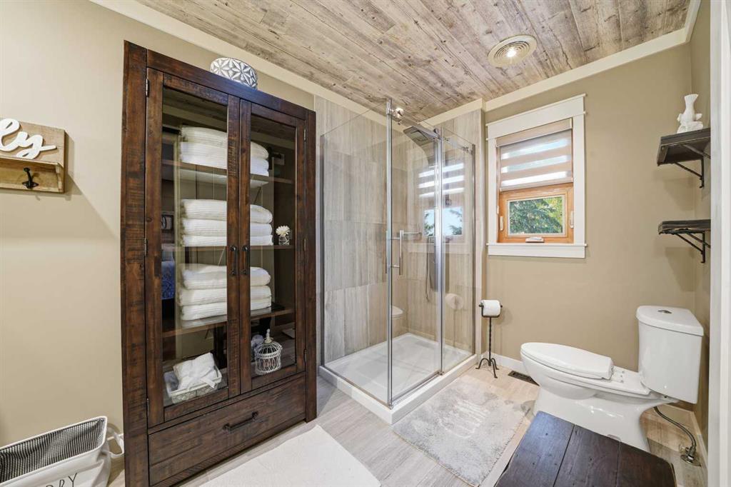 Picture for 3520 44A Avenue  https://www.cirrealty.ca/reb/cara/2/A2266012_13.jpg
