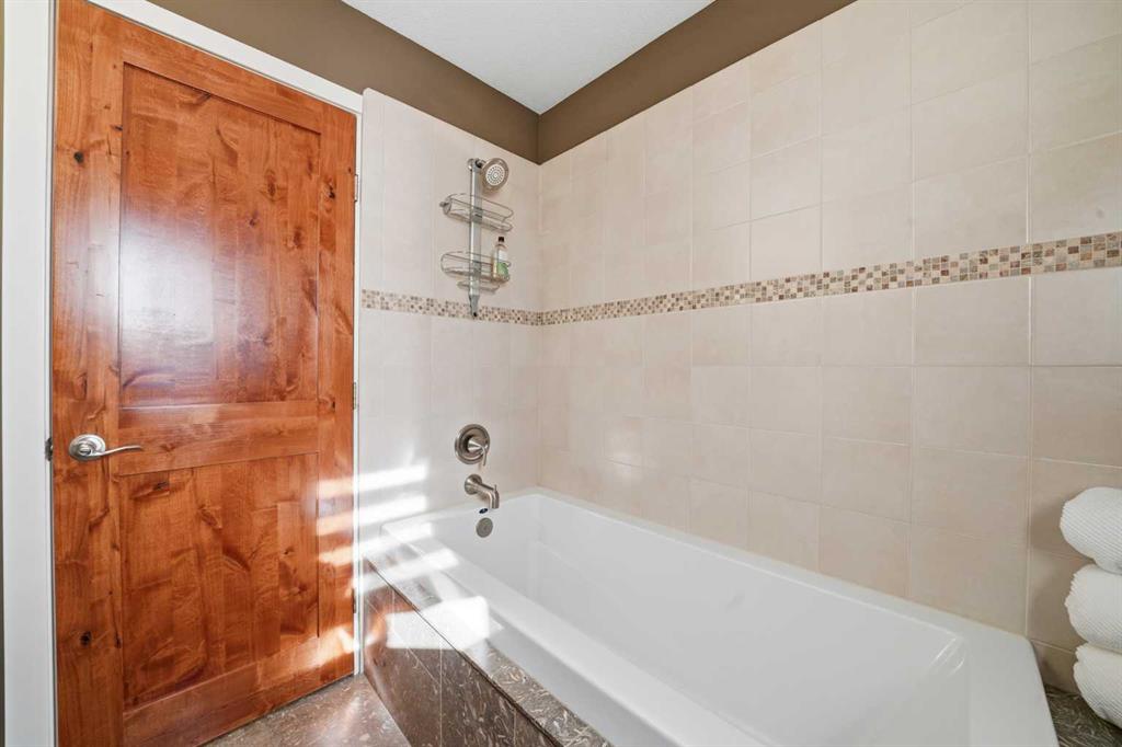 Picture for 3520 44A Avenue  https://www.cirrealty.ca/reb/cara/2/A2266012_18.jpg