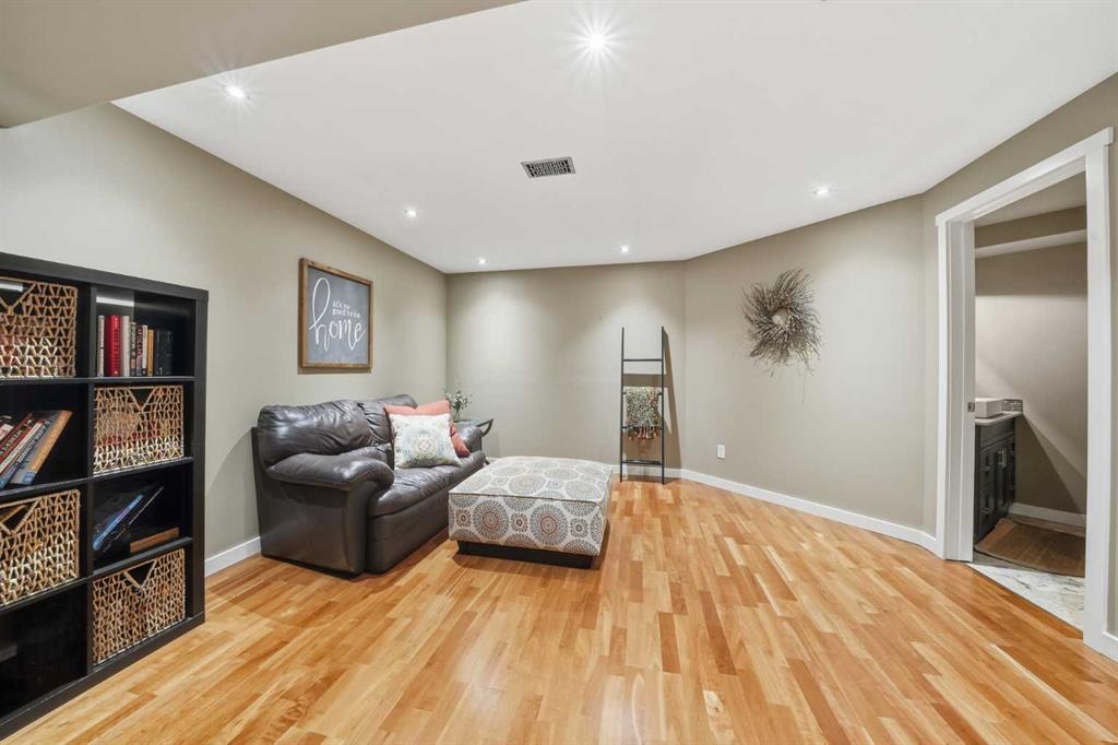 Picture for 3520 44A Avenue  https://www.cirrealty.ca/reb/cara/2/A2266012_19.jpg