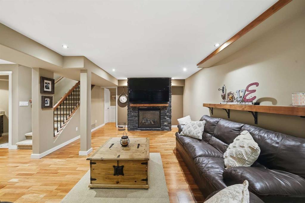 Picture for 3520 44A Avenue  https://www.cirrealty.ca/reb/cara/2/A2266012_20.jpg