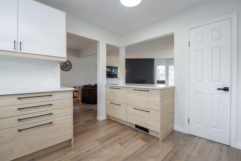 Picture for 34 Wright Avenue  https://www.cirrealty.ca/reb/cara/2/A2266682_21.jpg