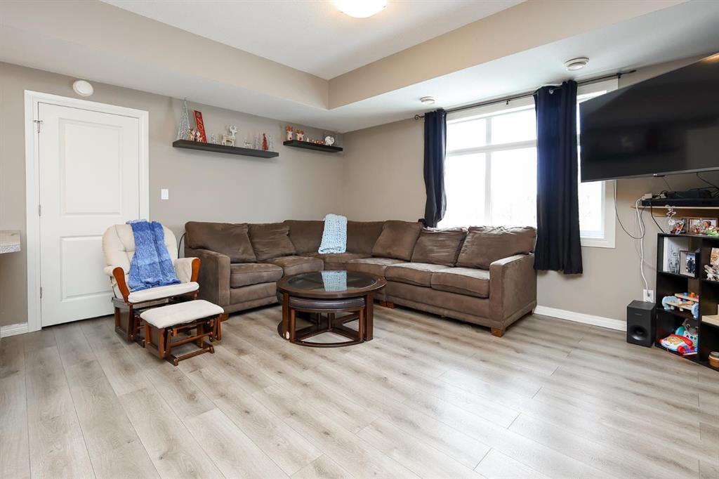 Picture for 402, 639 Oak Street 