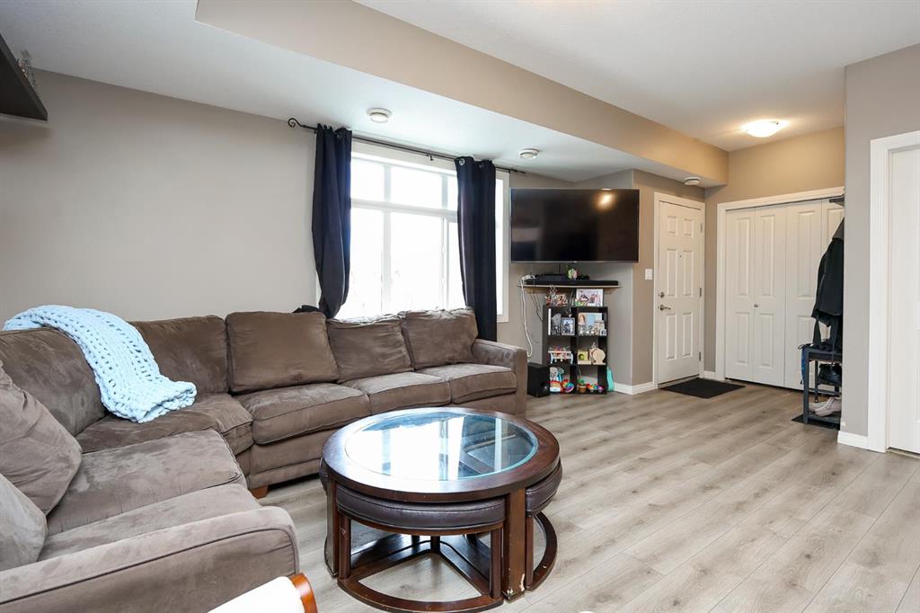 Picture for 402, 639 Oak Street 