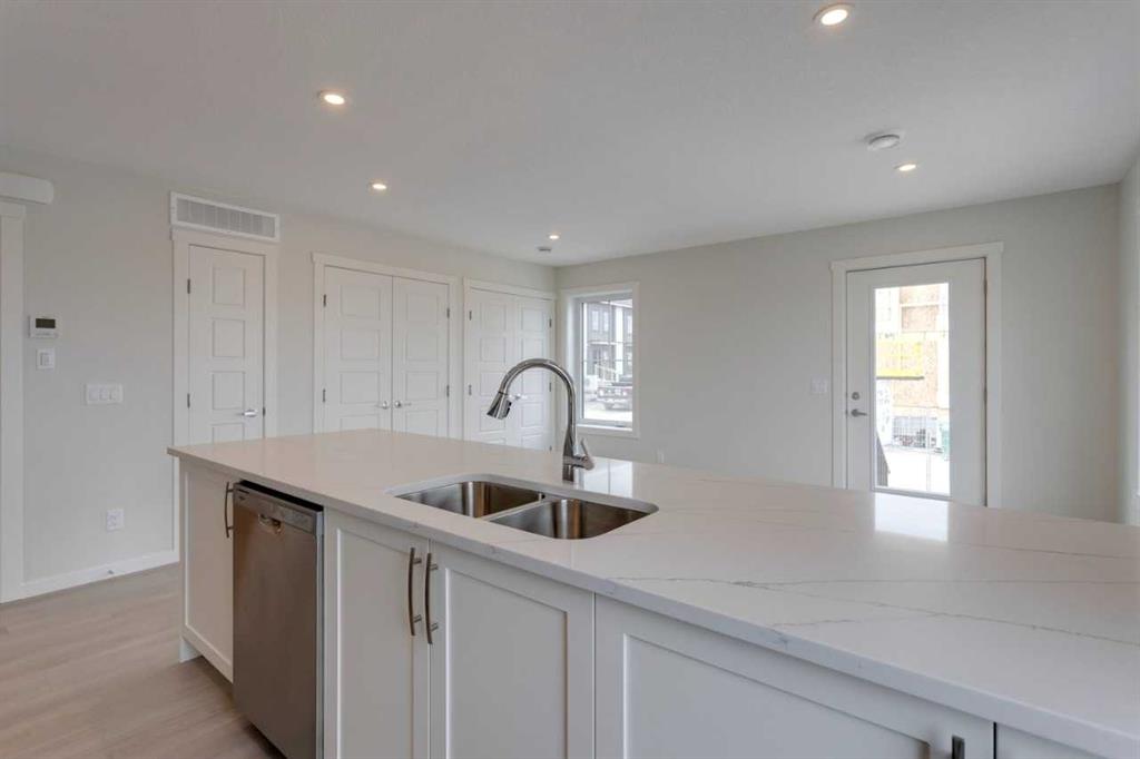 Picture for 215, 40 Livingston Parade NE