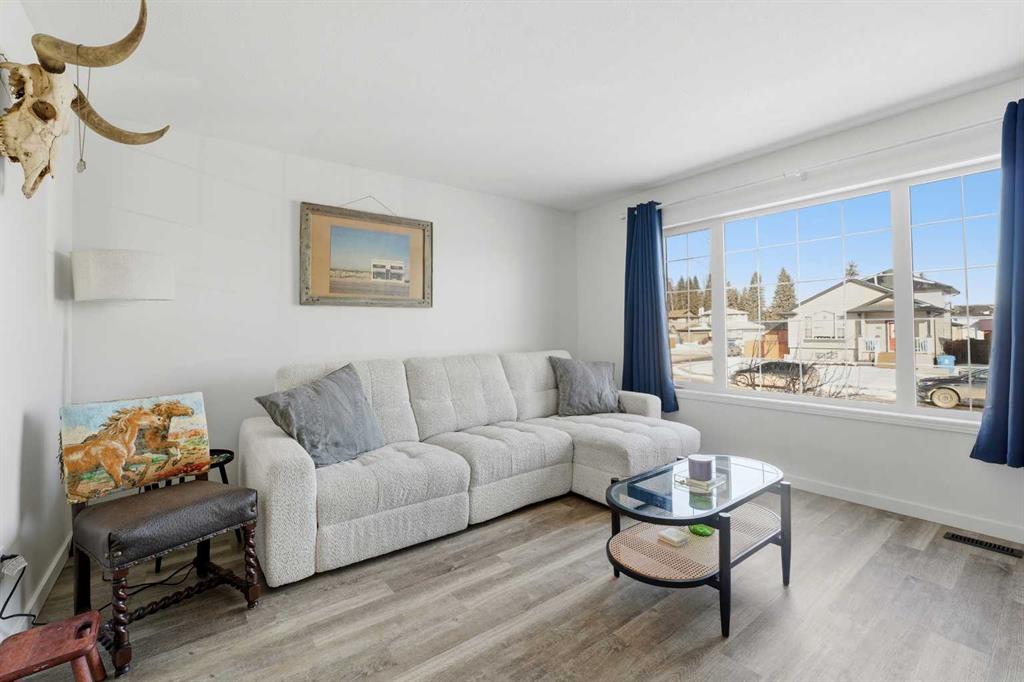 Picture for 5807 44 Avenue 