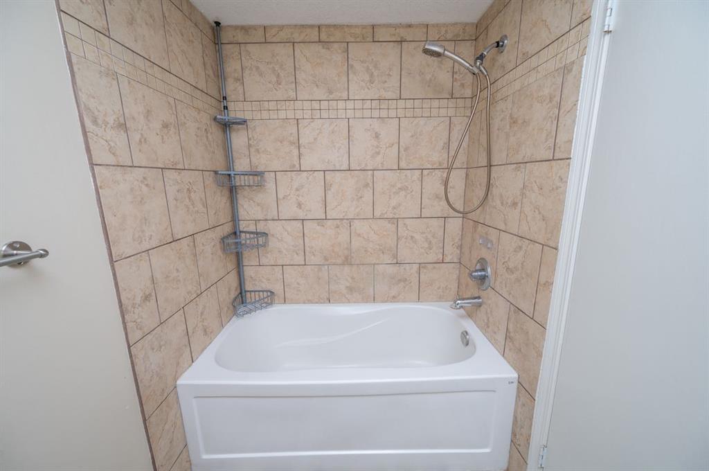 Picture for 6, 41 Cosgrove Crescent  https://www.cirrealty.ca/reb/cara/3/A2264313_21.jpg