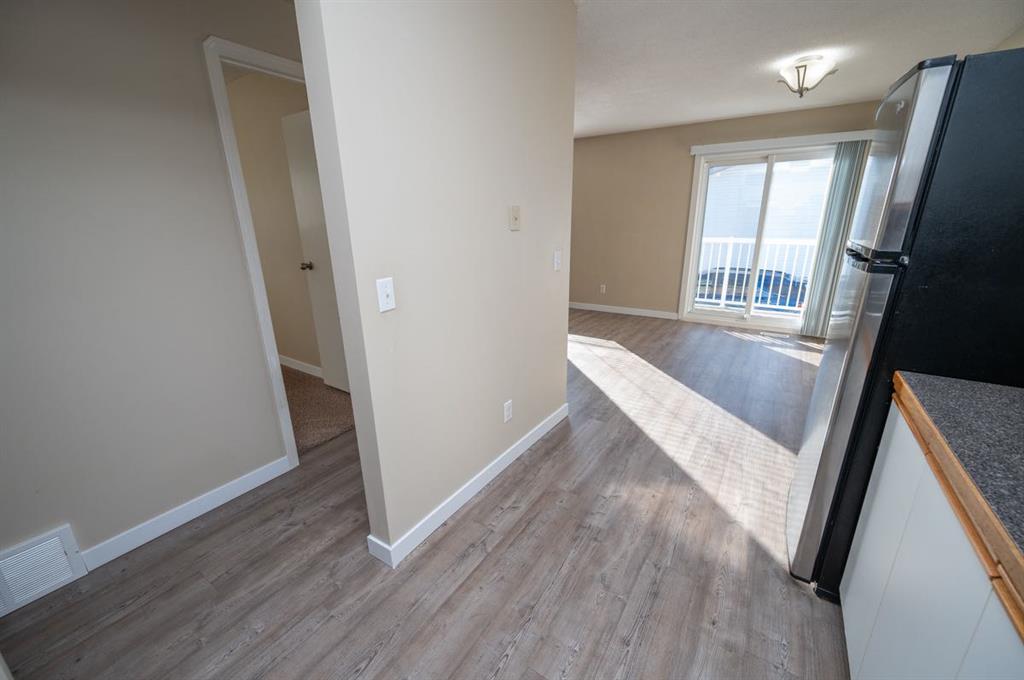 Picture for 6, 41 Cosgrove Crescent  https://www.cirrealty.ca/reb/cara/3/A2264313_8.jpg