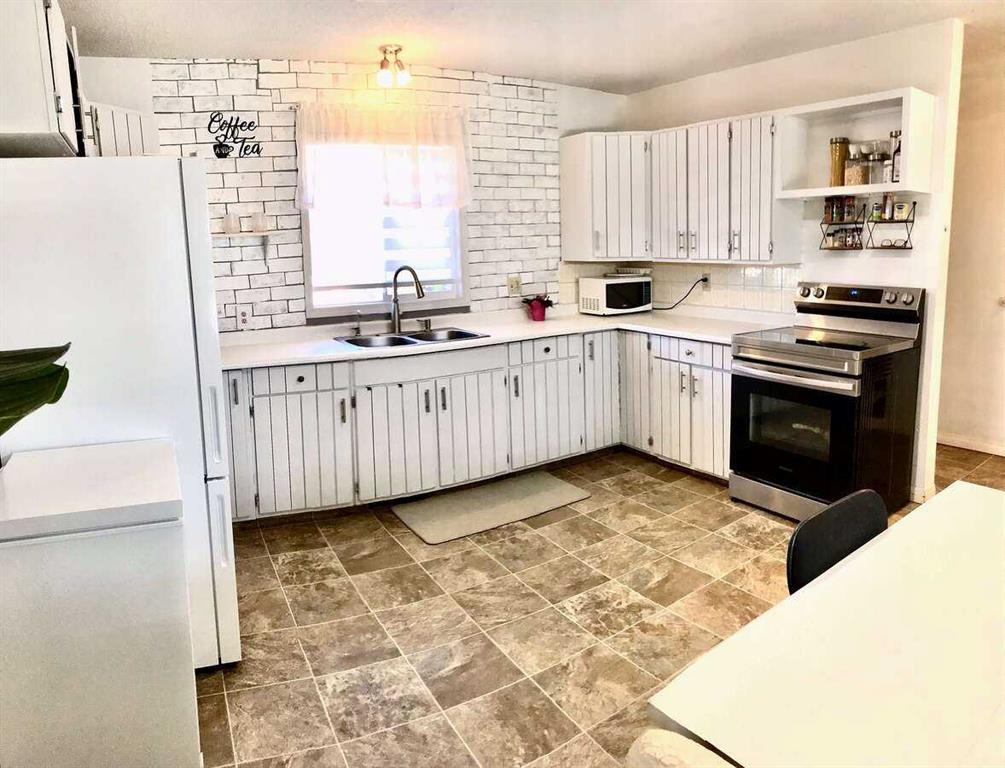 Picture for 5232 38 Street Crescent  https://www.cirrealty.ca/reb/cara/3/A2265393_8.jpg