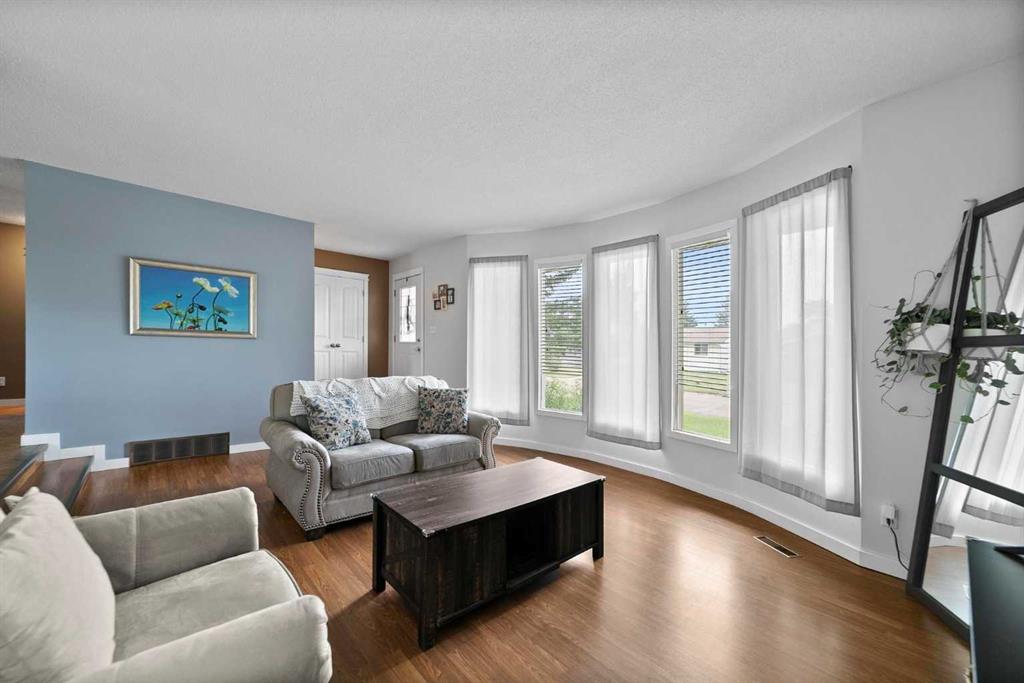 Picture for 5617 47 Avenue W