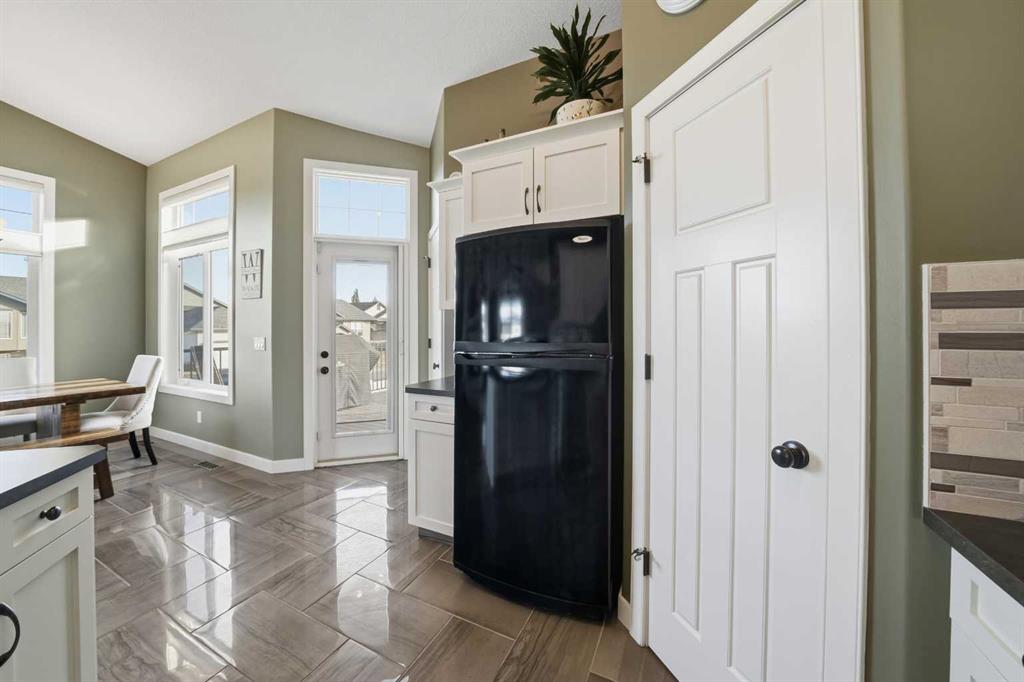 Picture for 199 Robinson Avenue  https://www.cirrealty.ca/reb/cara/4/A2265824_13.jpg