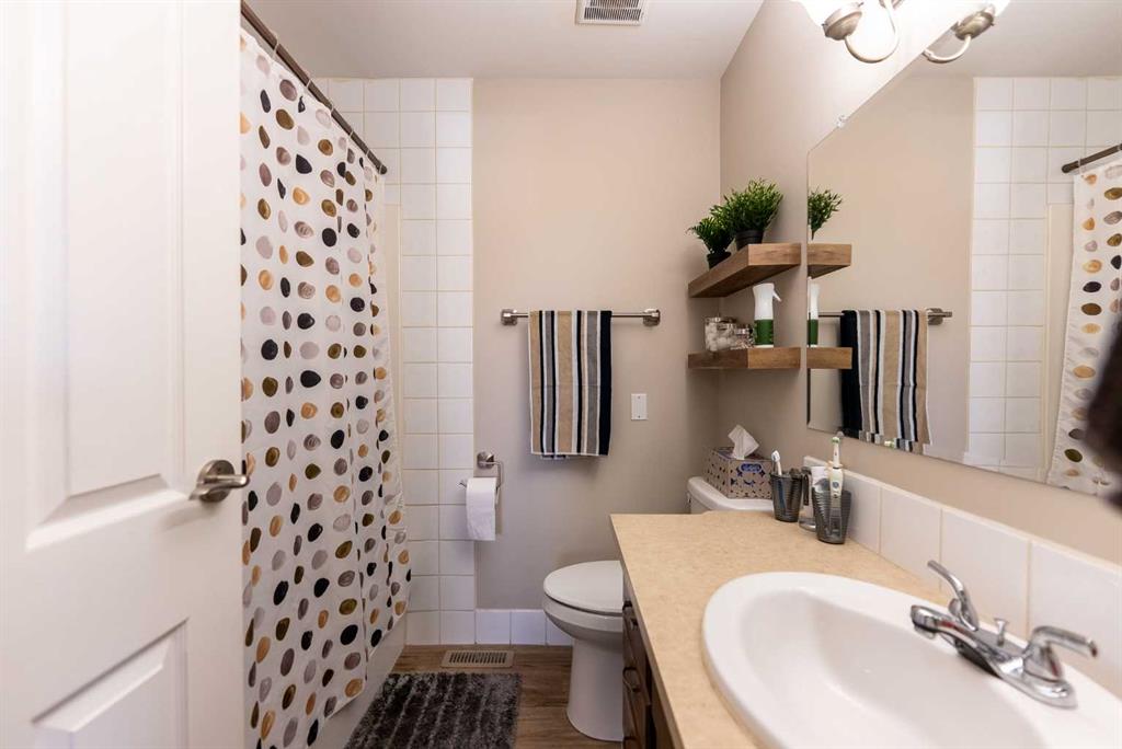 Picture for 35 Oak Street  https://www.cirrealty.ca/reb/cara/4/A2266134_17.jpg