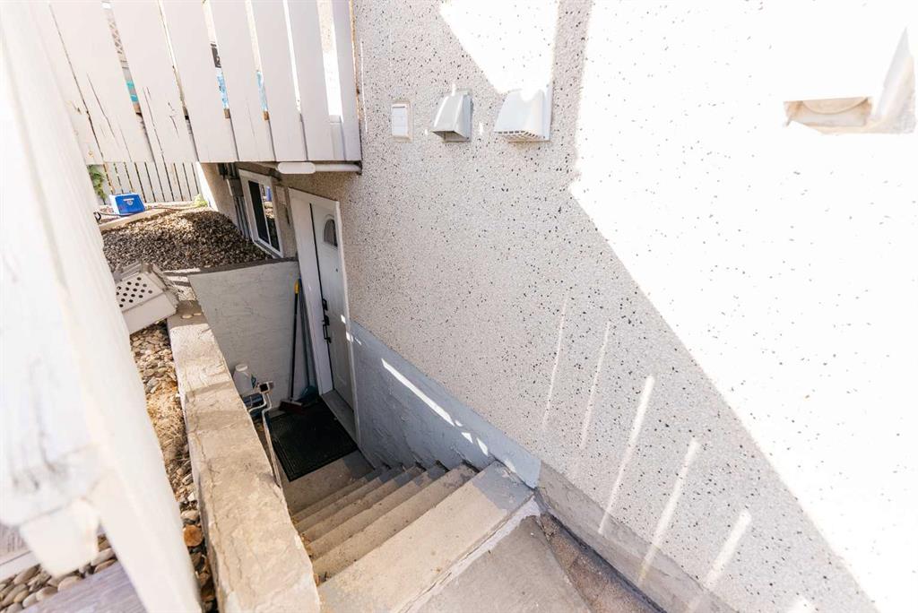 Picture for 35 Oak Street  https://www.cirrealty.ca/reb/cara/4/A2266134_39.jpg