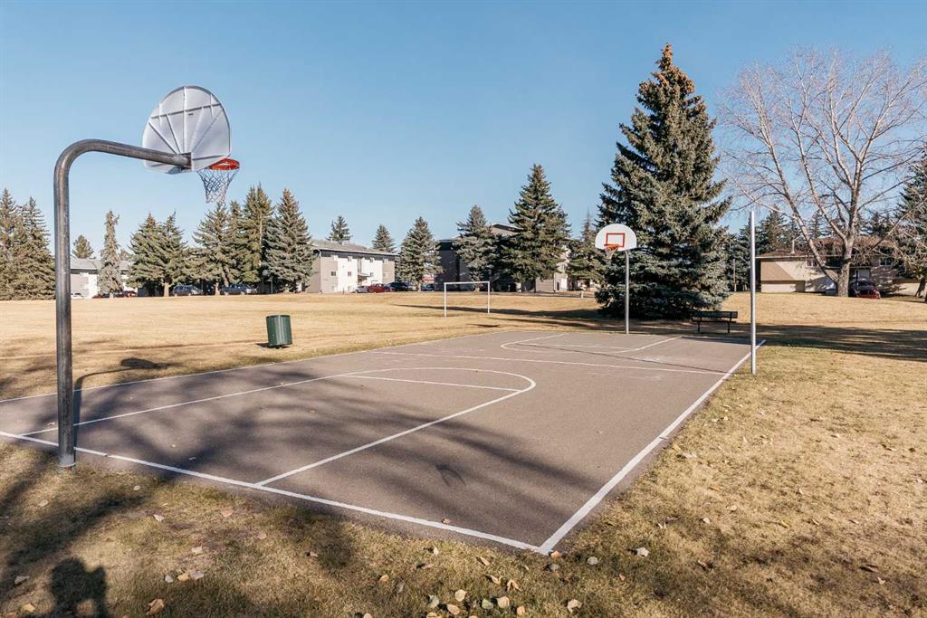 Picture for 35 Oak Street  https://www.cirrealty.ca/reb/cara/4/A2266134_49.jpg
