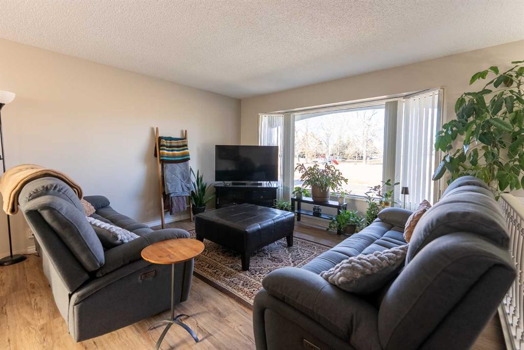 Picture for 35 Oak Street  https://www.cirrealty.ca/reb/cara/4/A2266134_8.jpg