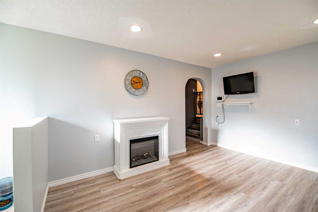 Picture for 3905 50 Street  https://www.cirrealty.ca/reb/cara/4/A2266694_13.jpg