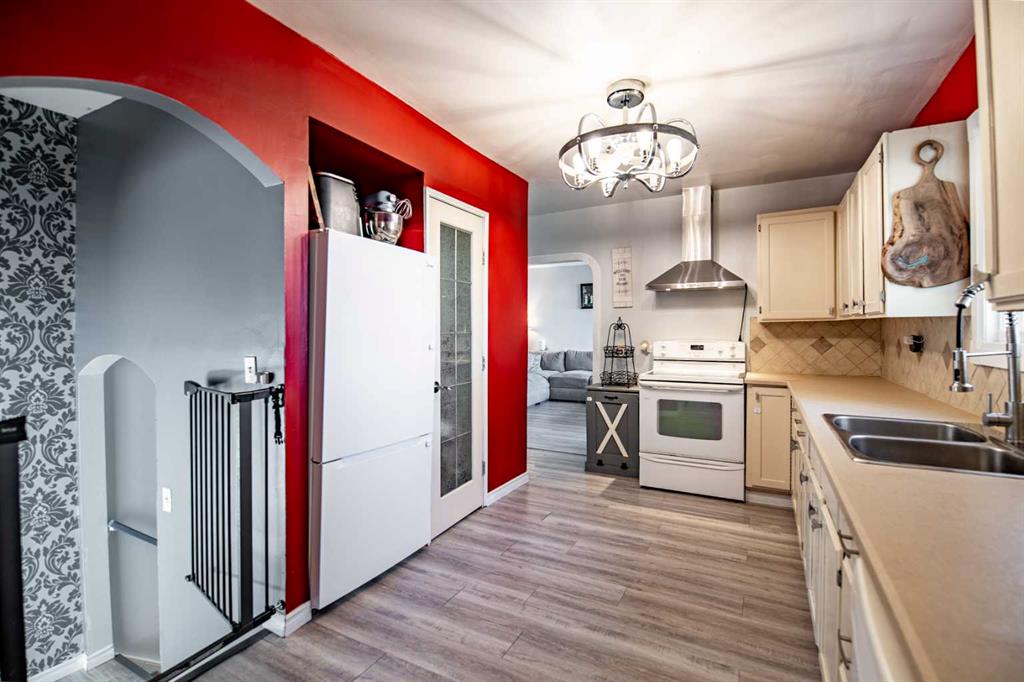 Picture for 3905 50 Street  https://www.cirrealty.ca/reb/cara/4/A2266694_16.jpg