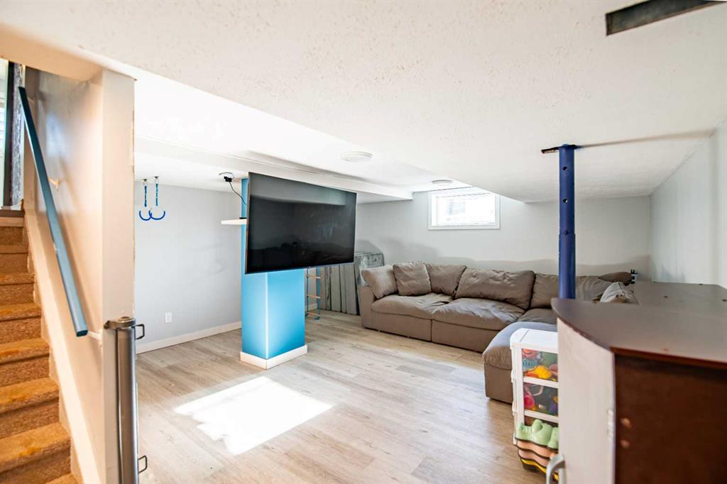 Picture for 3905 50 Street  https://www.cirrealty.ca/reb/cara/4/A2266694_33.jpg