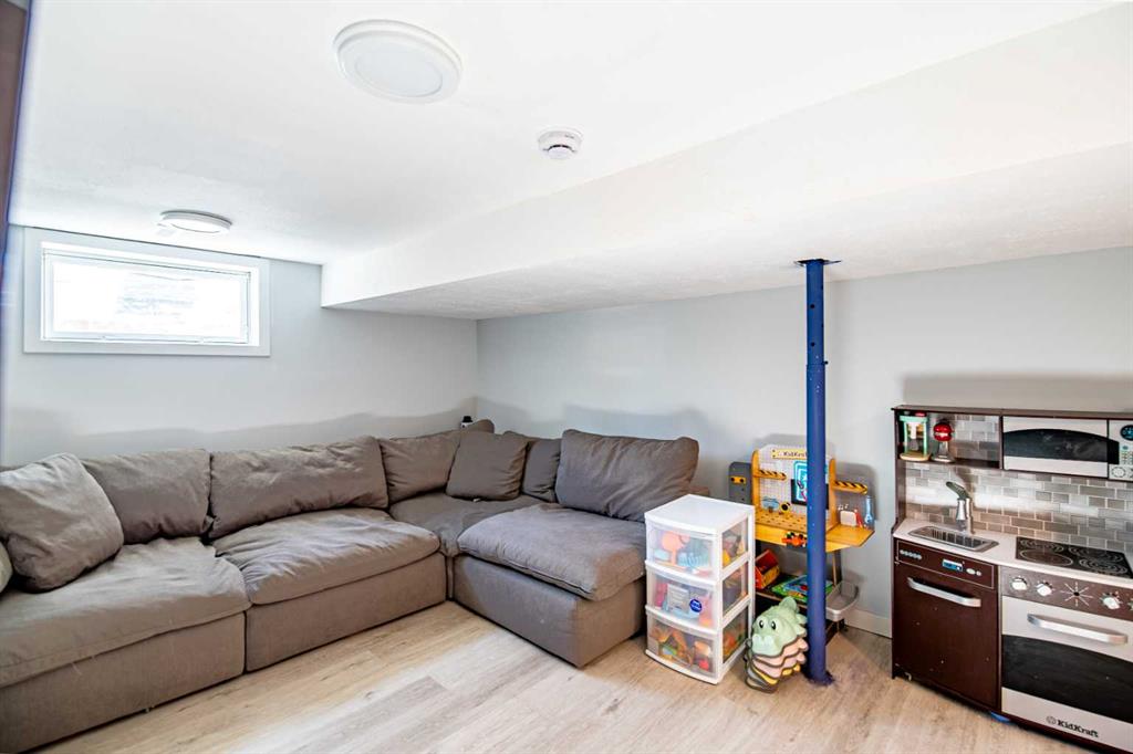 Picture for 3905 50 Street  https://www.cirrealty.ca/reb/cara/4/A2266694_34.jpg