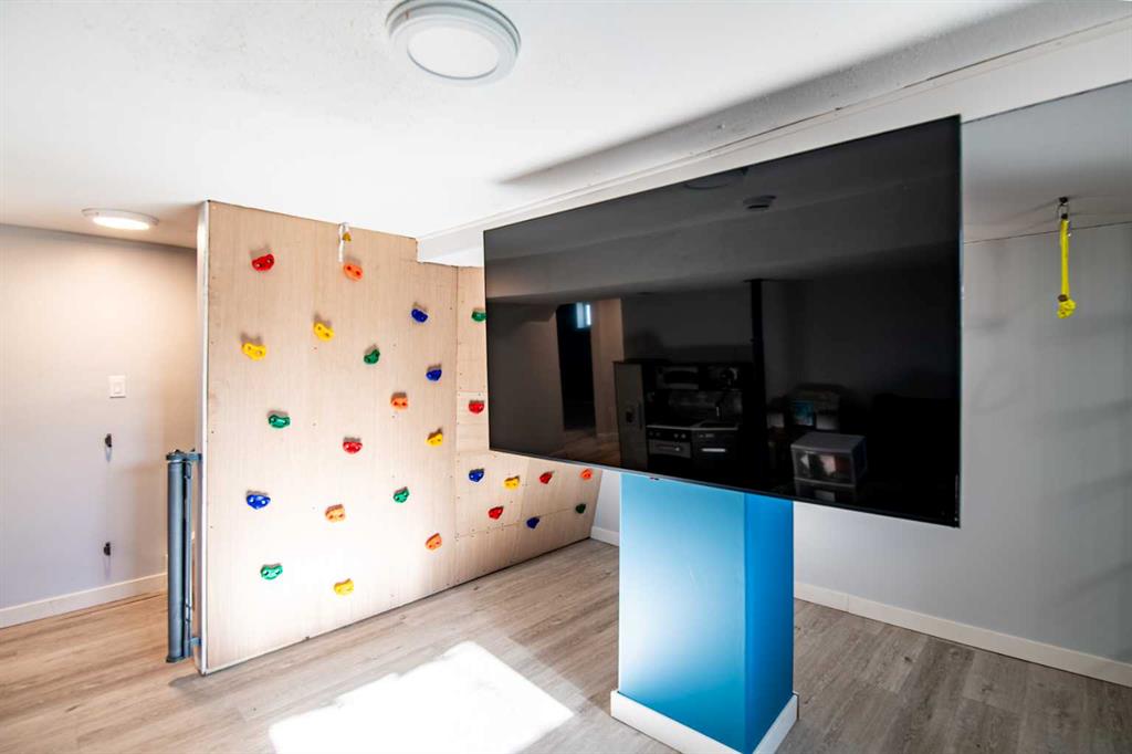 Picture for 3905 50 Street  https://www.cirrealty.ca/reb/cara/4/A2266694_35.jpg