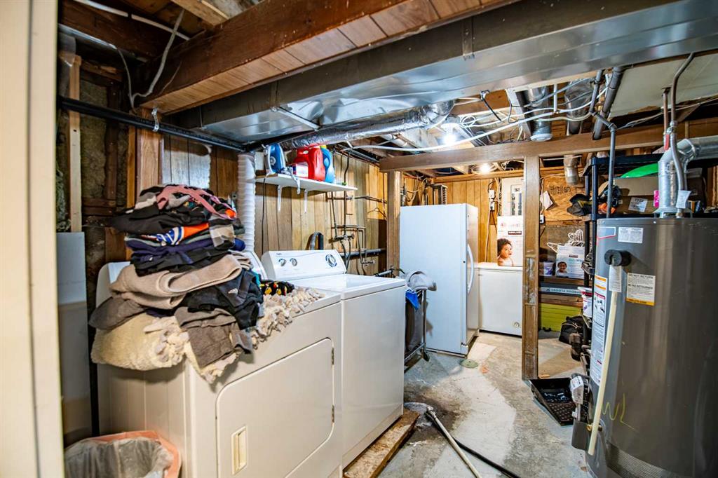 Picture for 3905 50 Street  https://www.cirrealty.ca/reb/cara/4/A2266694_37.jpg