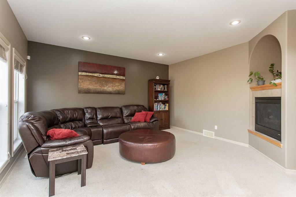 Picture for 35 Woodrow Close  https://www.cirrealty.ca/reb/cara/5/A2264075_11.jpg