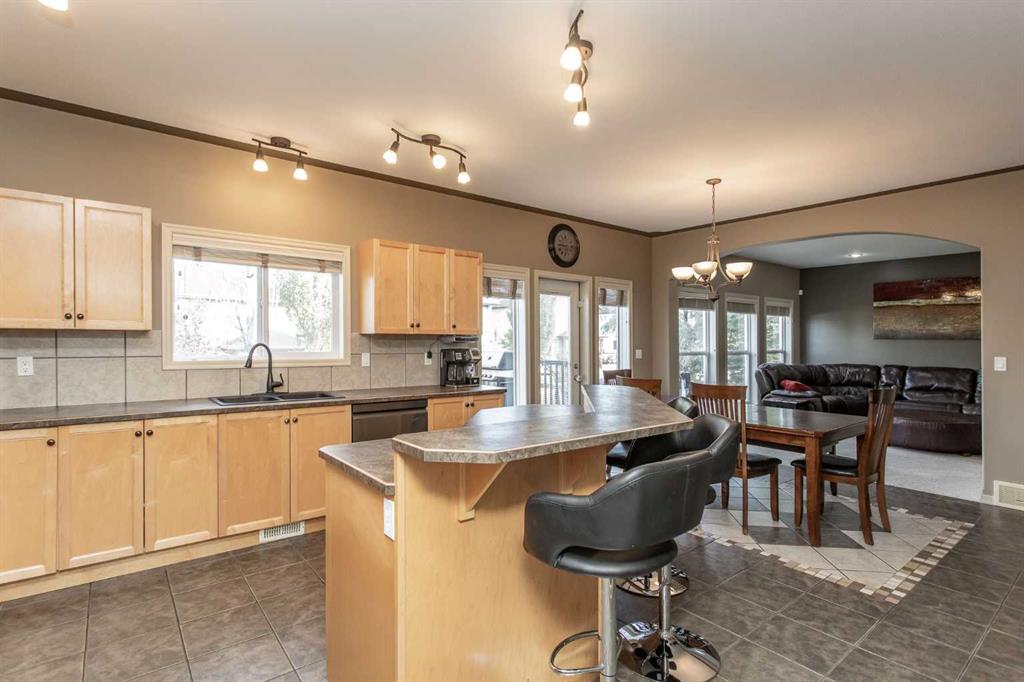 Picture for 35 Woodrow Close  https://www.cirrealty.ca/reb/cara/5/A2264075_17.jpg