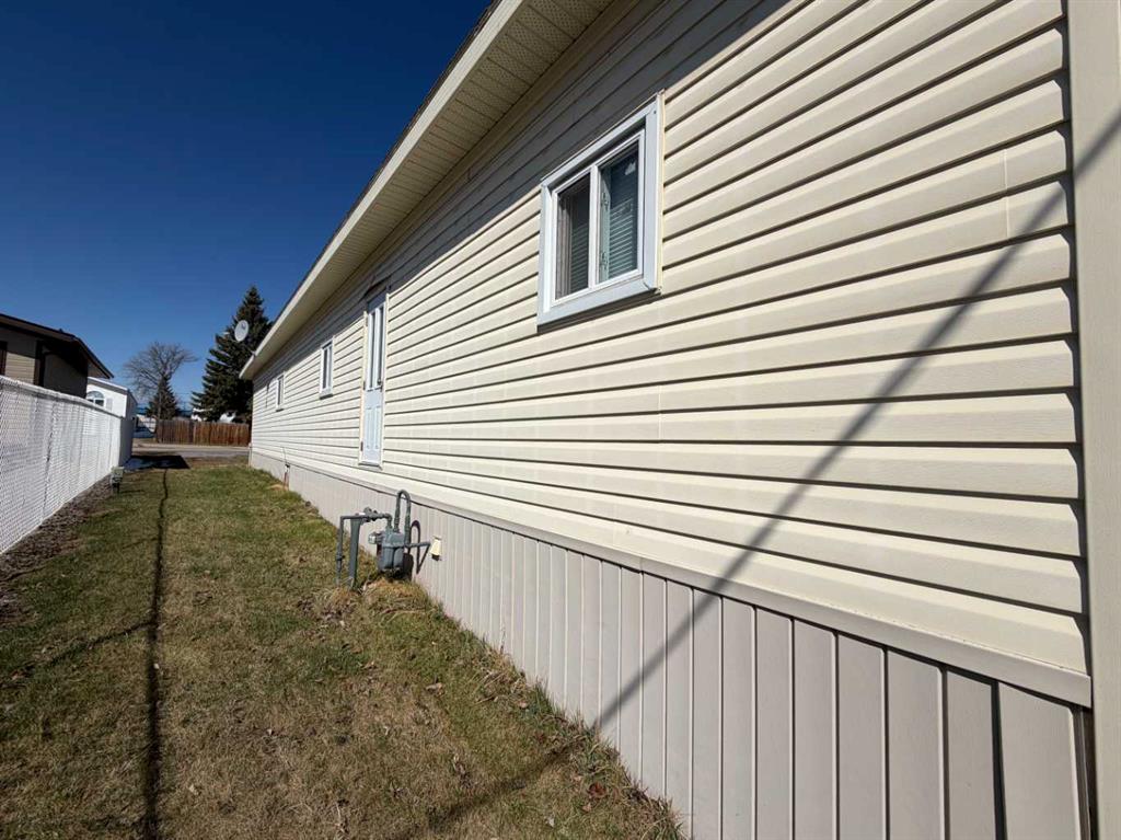 Picture for 17, 5211 55 Avenue 