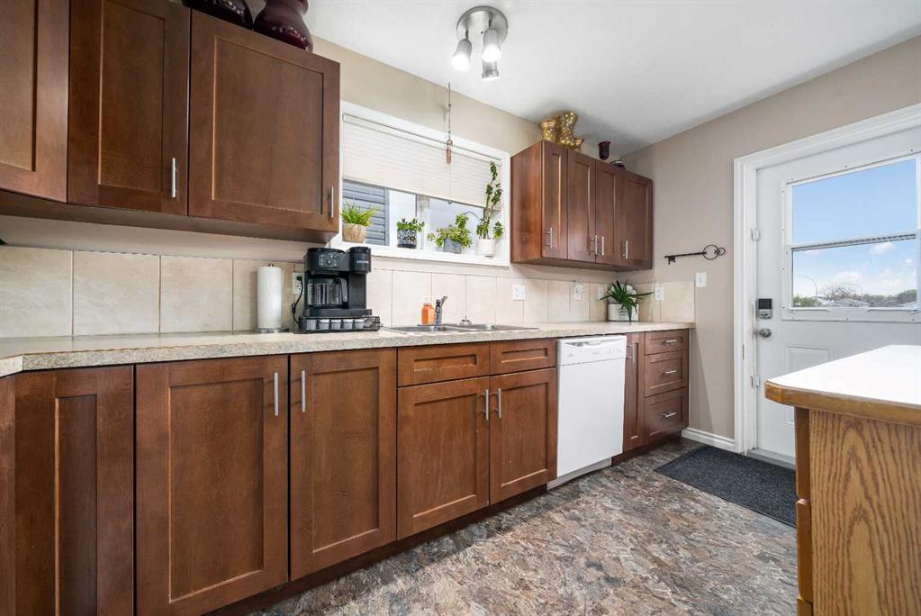 Picture for 307 16 Street E