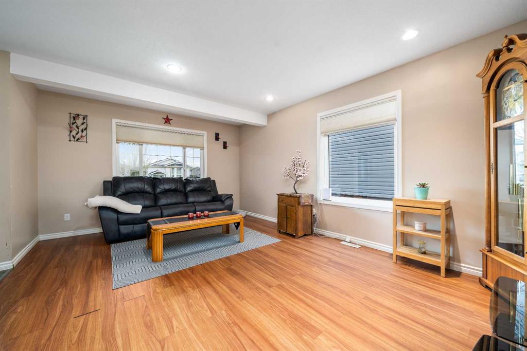 Picture for 307 16 Street E